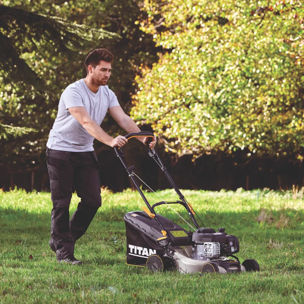 Titan TTLMP300SP40 41cm 125cc Self-Propelled Rotary Petrol Lawn Mower 4 Titan TTLMP300SP40 41cm 125cc Self-Propelled Rotary Petrol Lawn Mower - Image 4