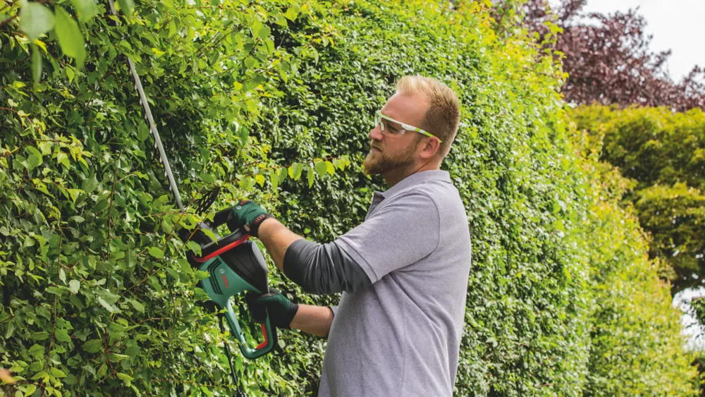 Bosch 70cm 500W 240V Corded Hedgecutter 2 Bosch 70cm 500W 240V Corded Hedgecutter - Image 2