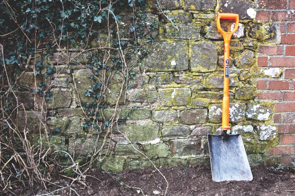 Spear And Jackson Spear & Jackson Square Head Insulated Treaded Square Mouth Shovel - Image 2